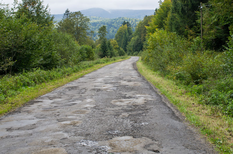 Une route dont l'asphalte s'est décomposé et qui a besoin d'être entretenue