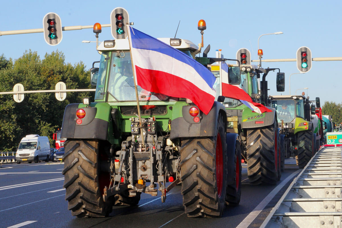 Rij tractoren op weg naar Den Haag om te protesteren tegen de stikstofwetgeving