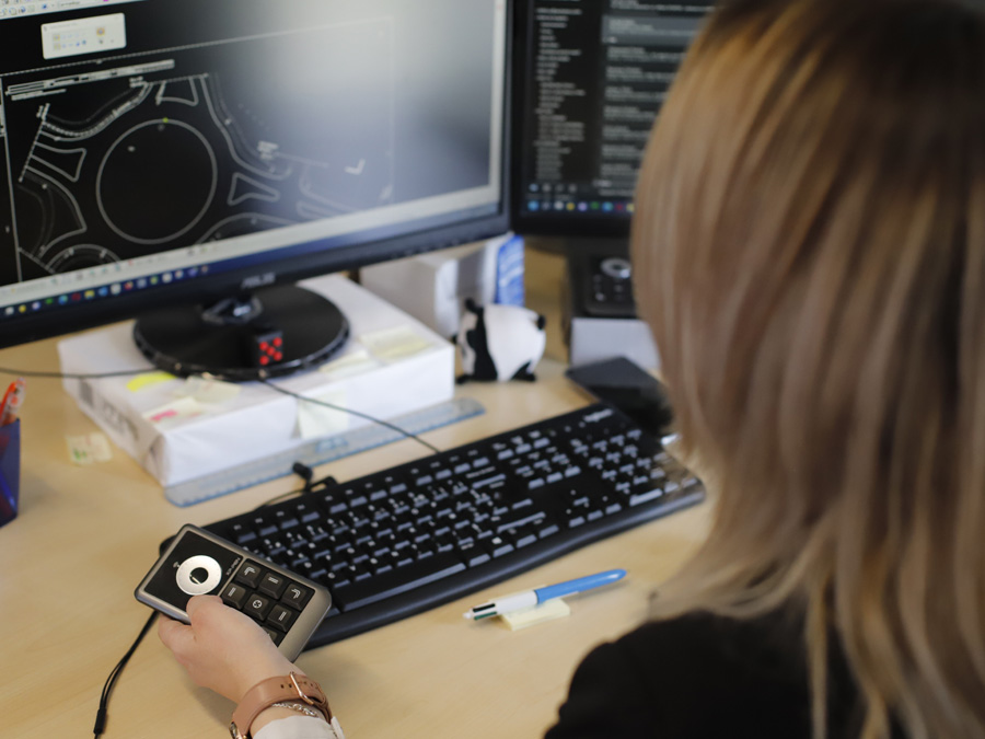 Vrouw werkt achter computer met een technisch tekenprogramma