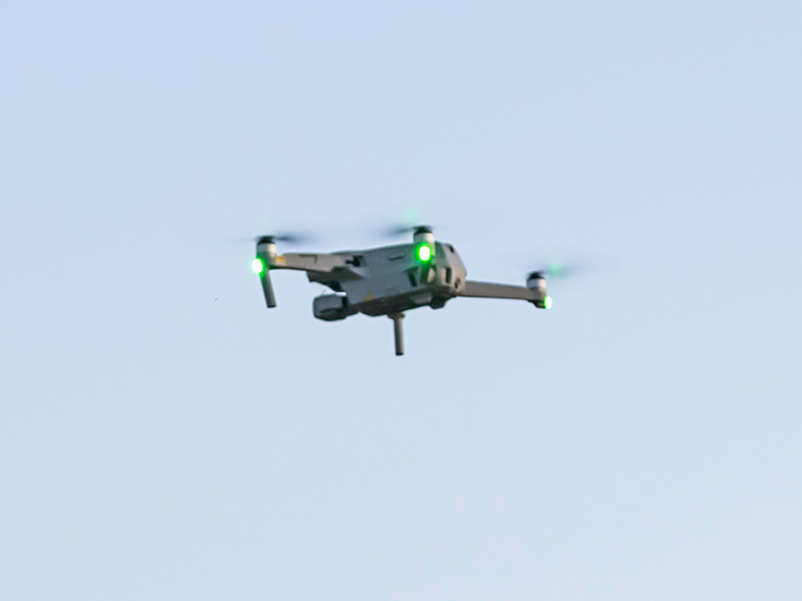 Drone vliegt met blauwe lucht op de achtergrond